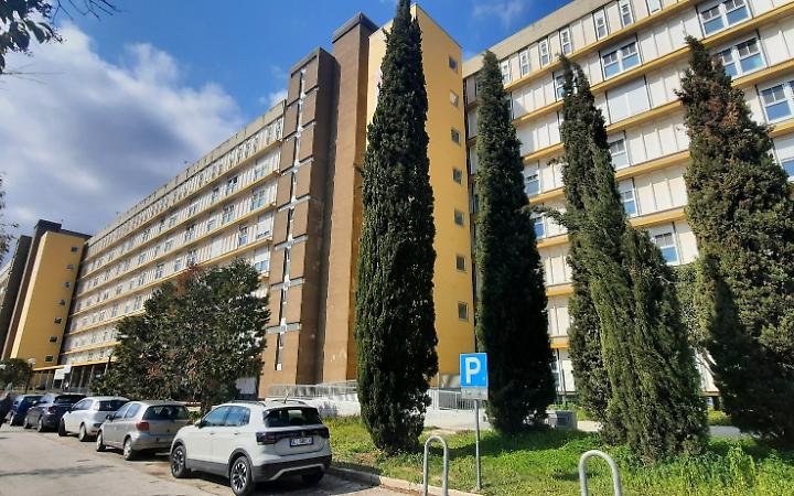 Muore dopo un intervento, 8 indagati per il decesso di un 17enne