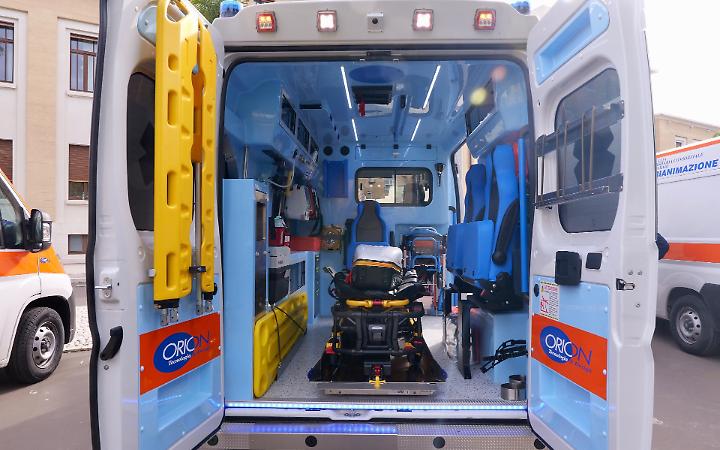 Spedizione punitiva, giovane accoltellato: ferito alla gola