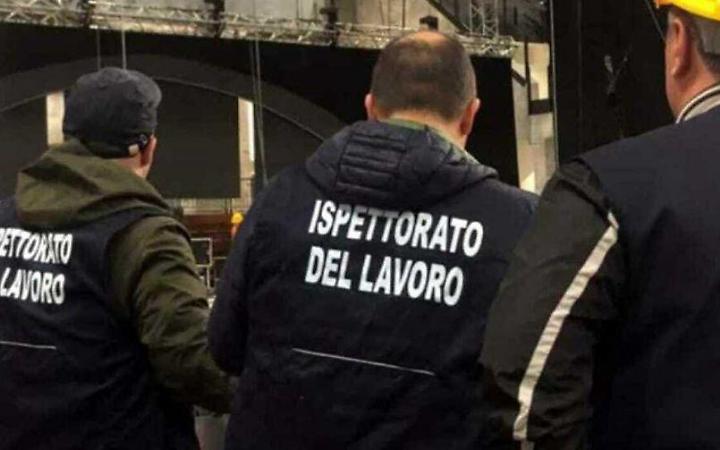 Scoperti 7 operai in nero in una fabbrica di assemblaggio divani
