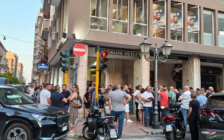 Gli elettori di Tacente sotto la sede del comitato elettorale