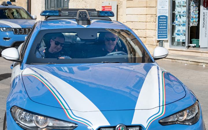 Si scaglia contro gli agenti di polizia, ma viene colto da un malore e muore