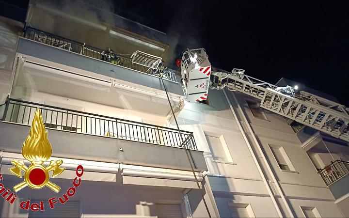 Paura nella notte, incendio in un appartamento: evacuate 6 famiglie
