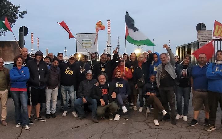 La protesta davanti ai cancelli della raffineria Eni di Taranto