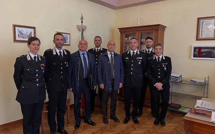L'abbraccio del sindaco Bitetti ai Carabinieri