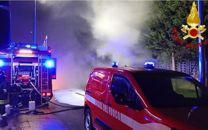 Incendio nella zona industriale, in fiamme un’azienda demolizioni