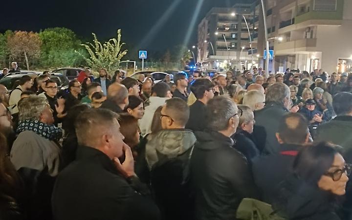 Barletta reagisce alla paura: in centinaia al sit-in per Giuseppe Di Bari