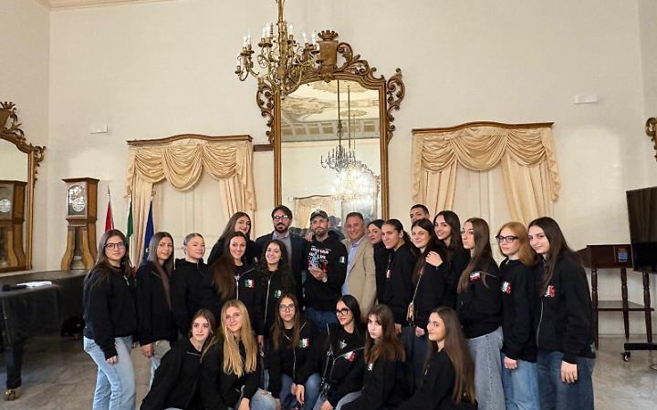 La crew con il vicesindaco, Mattia Giorno e i coach Vincenzo D’Alconzo Spike e Bboy Francesco Split