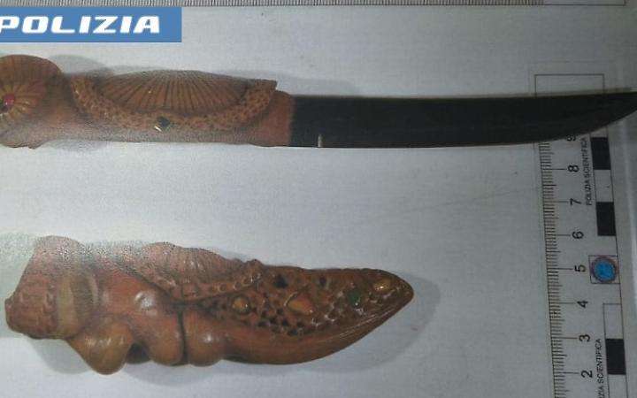 Il coltello sequestrato dalla Polizia di Stato di Taranto