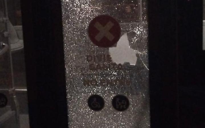 Sassi contro un mezzo di Kyma Mobilità nella serata di Halloween