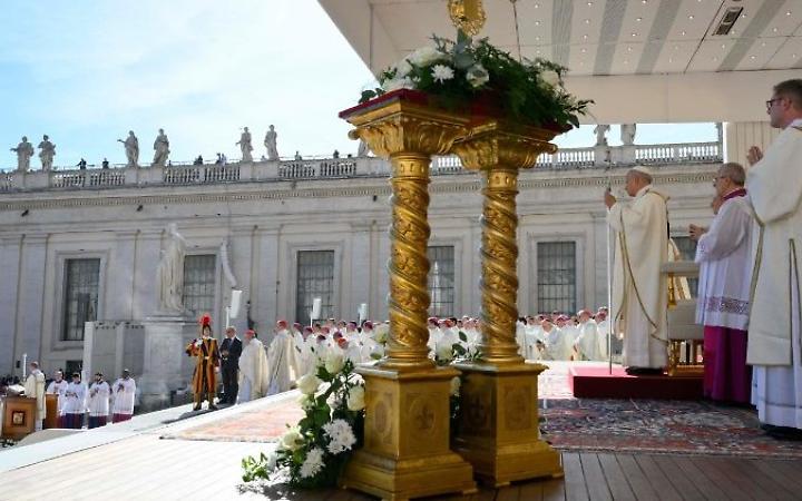 La reliquia di San John Henry Newman accanto all'altare   (@Vatican Media)