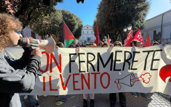 Il corteo degli studenti a Taranto - foto di Francesco Manfuso