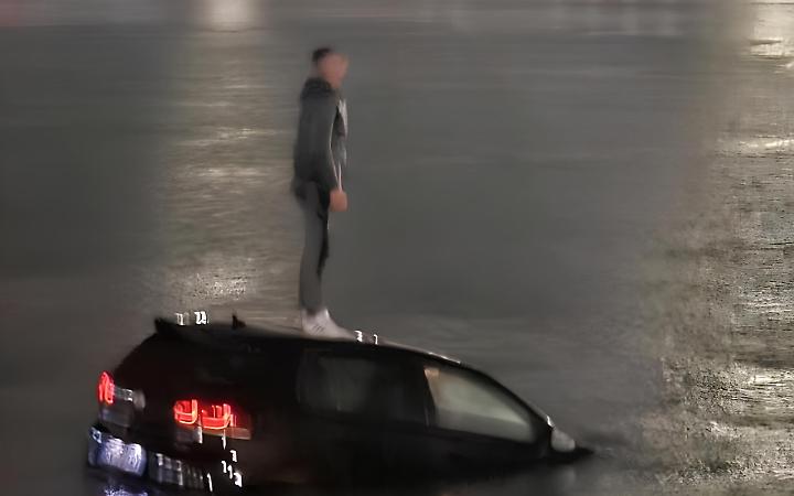 Auto precipita in mare al porto di Bari, salvo il conducente