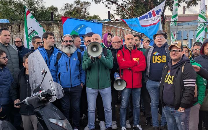 Assemblea sindacale unitaria davanti ai cancelli ex Ilva