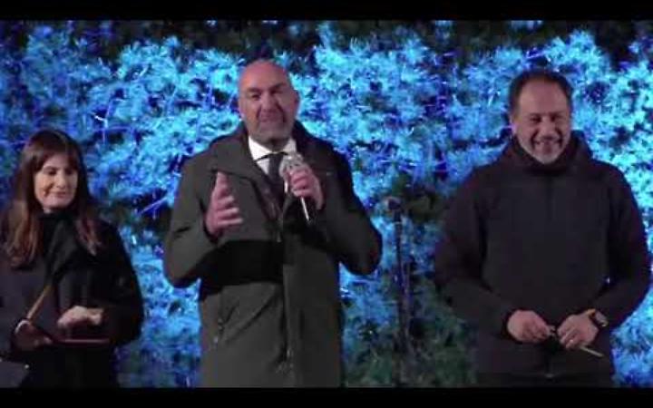 L'accensione dell'Albero di Natale 2025 in piazza del Ferrarese a Bari