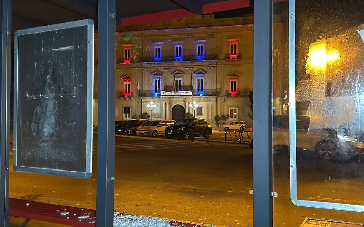 Piazza Castello, fermata dell&rsquo;autobus devastata nella notte - foto di Francesco Manfuso