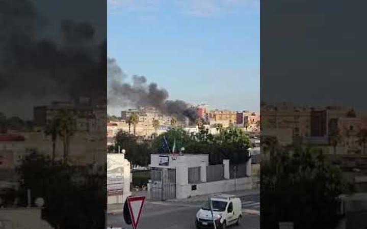 Roghi di rifiuti, l&rsquo;allarme si riaccende nei quartieri della citt&agrave; - video Francesco Manfuso