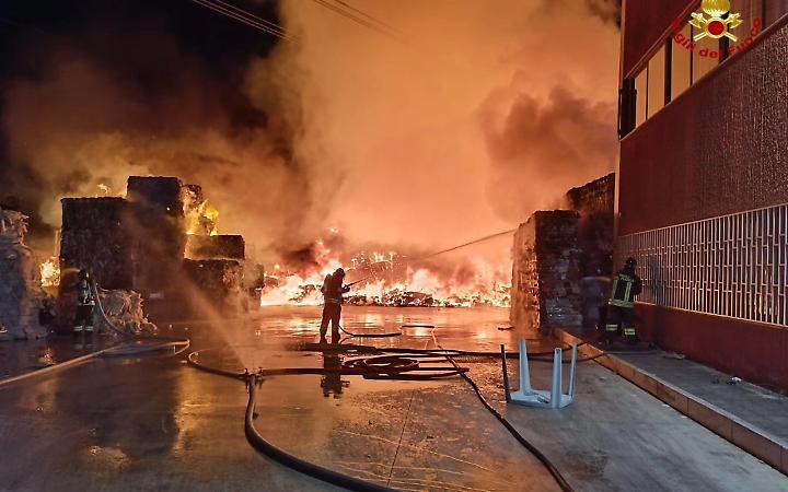 Incendio in un&rsquo;azienda di rifiuti, fiamme nella zona industriale di Palo del Colle