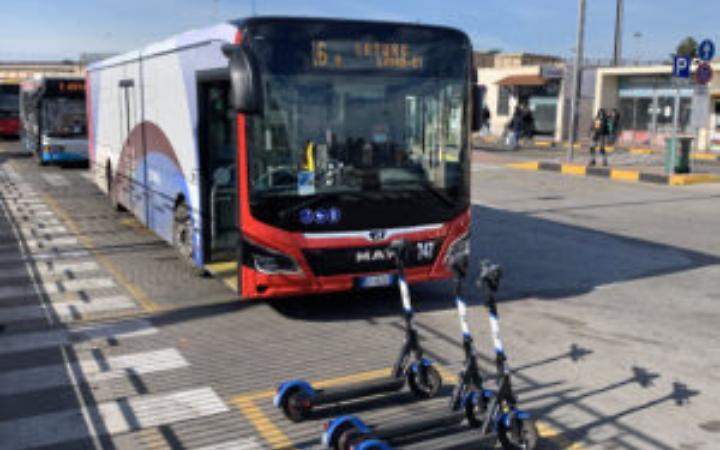 Il capolinea bus al Porto mercantile di Taranto