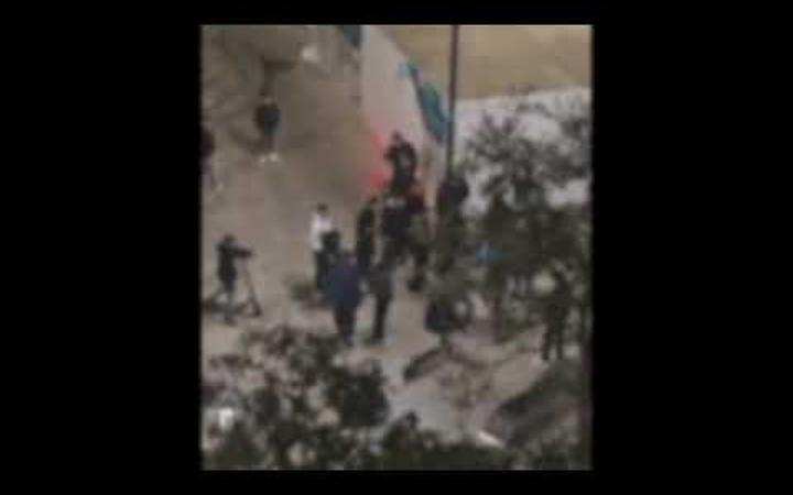 Rissa nel quartiere Libert&agrave; di Bari, due giovani si affrontano davanti ai coetanei