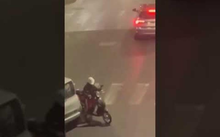 Lanci di acqua e bottigliette contro le auto, video denuncia in viale Liguria - video di Taranto &egrave; Lui