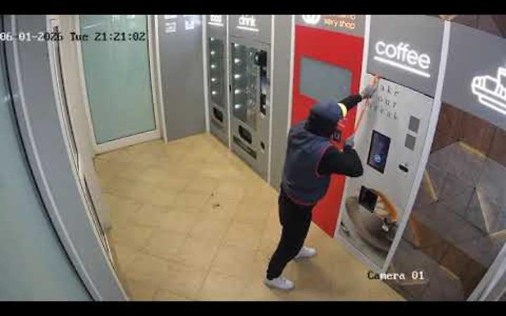 Assalto a un H24 di Tarantoo, ladro incappucciato ripreso dalle telecamere - video di Taranto &egrave; Lui