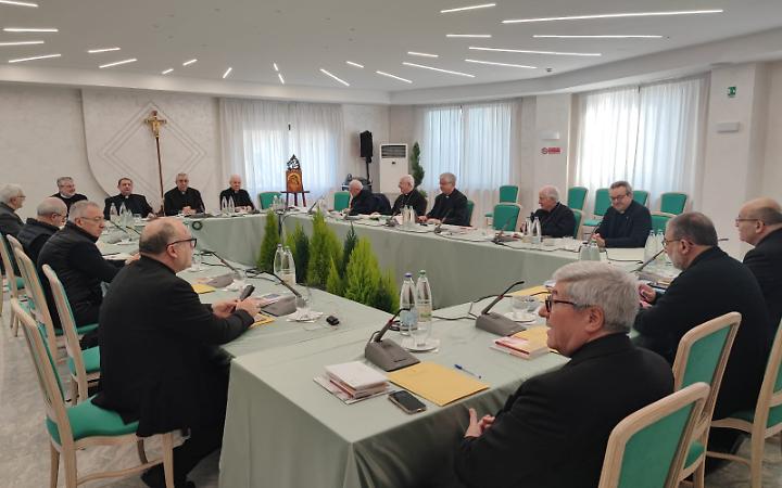 I Vescovi pugliesi incontrano Decaro: confronto su giovani, ambiente e ex Ilva