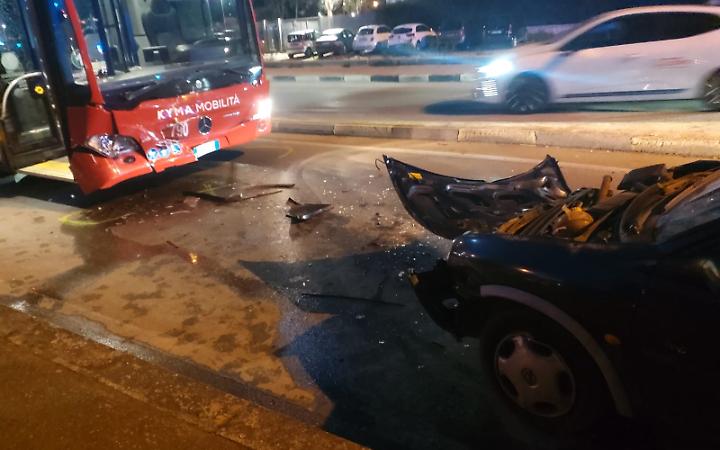 Auto contro autobus in via Atenisio Carducci- foto di Francesco Manfuso