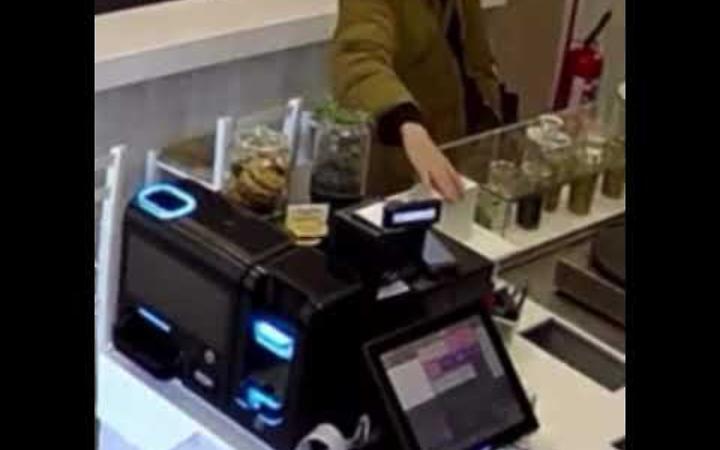 Ruba le mance dopo aver ordinato un caff&egrave; a Bari