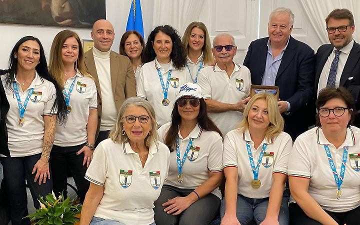 Canottaggio, la squadra femminile LNI Taranto premiata in Comune