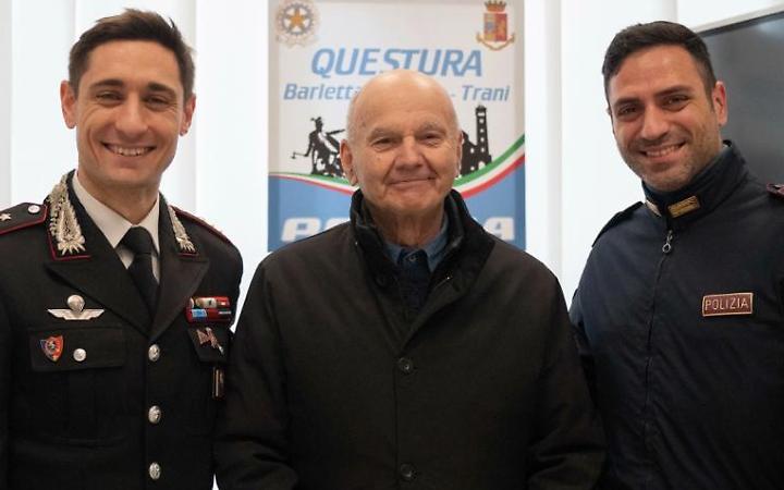 Al centro l'anziano scomparso nelle campagne di Andria