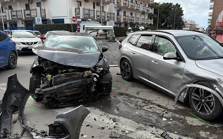 Scontro tra due auto in centro a Taranto, ferito un colonnello dei Carabinieri - foto di Francesco Manfuso