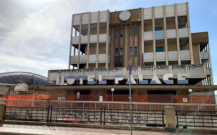 L'ex Hotel Palace - foto Francesco Manfuso 