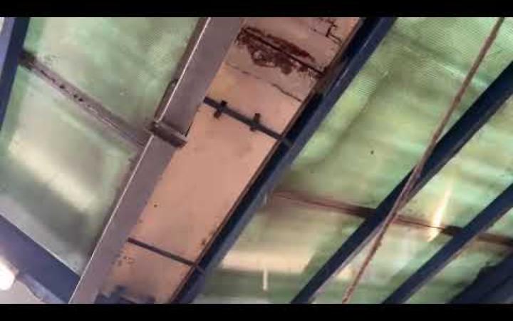 Piove all'interno della struttura che ospita il Mercato Fadini di Taranto 