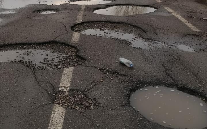 Strade dissestate e dossi irregolari, allarme sicurezza