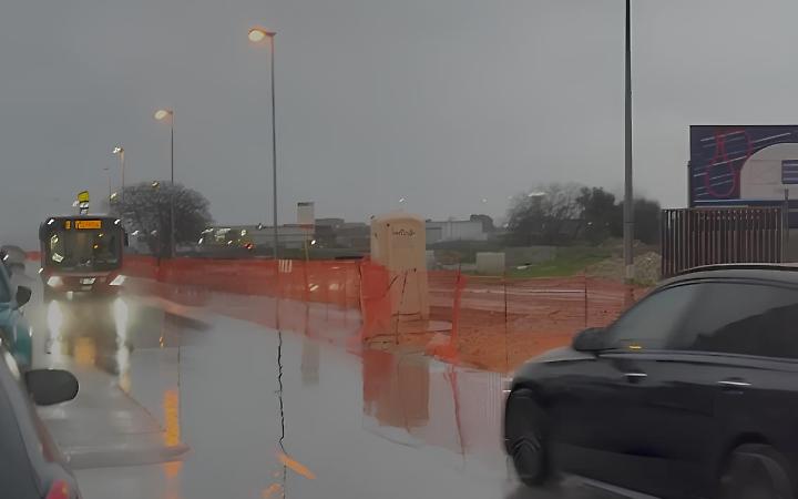 Via Consiglio, traffico al limite: sfiorati incidenti tra cantieri e bus