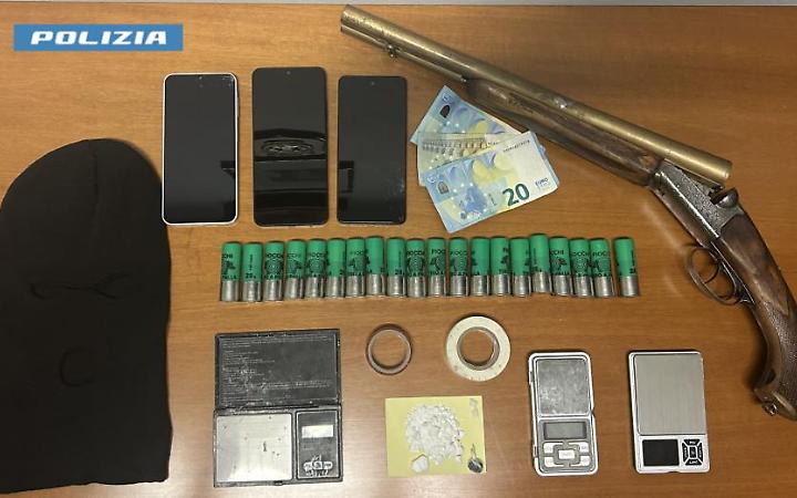 In casa nascondevano droga e fucile rubato
