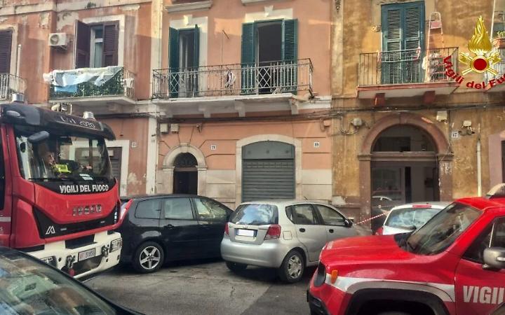 Rientrano a casa le famiglie evacuate dopo il crollo di un balcone