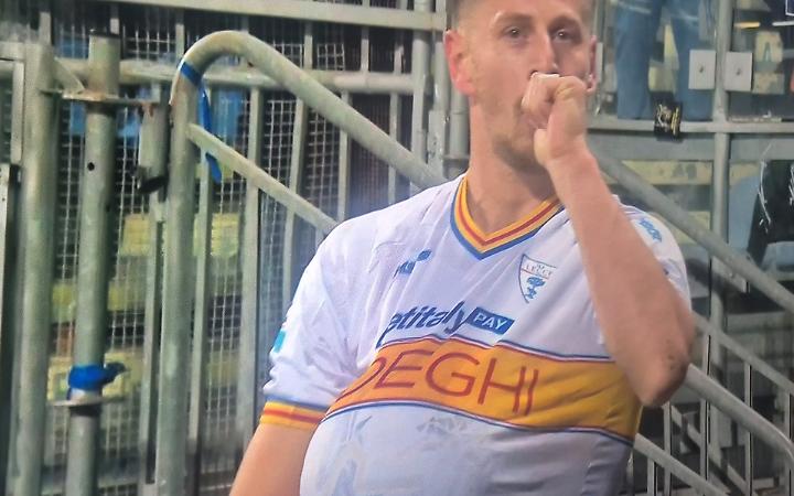 Il Lecce fa festa a Cagliari: 0-2 alla Unipol Domus e scatto salvezza