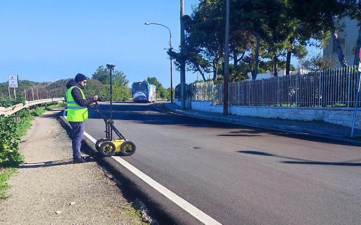 Stabilit&agrave; del costone a picco sul mare, monitoraggi sulla costa di San Vito dopo le mareggiate