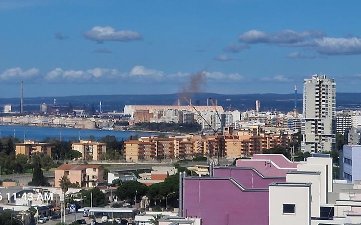 L'emissione di colore rossastro dagli impianti ex Ilva