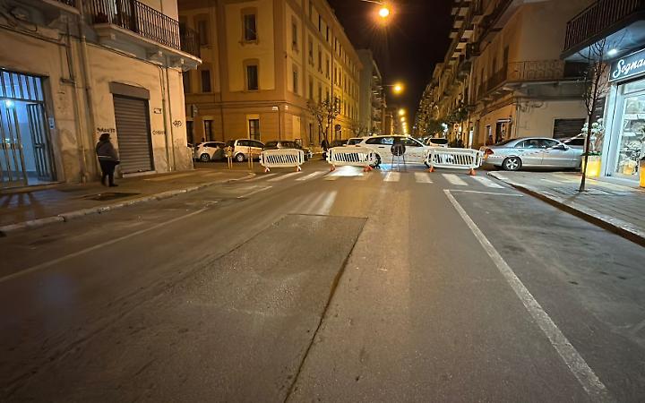 Via Dante chiusa per un avvallamento sull&rsquo;asfalto - foto di Francesco Manfuso