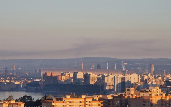 Il fumo nero che avvolge Taranto dall'alba di oggi
