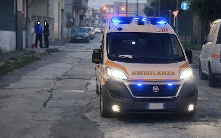 Aggredisce 2 donne in casa, poi si ferisce rompendo una vetrata