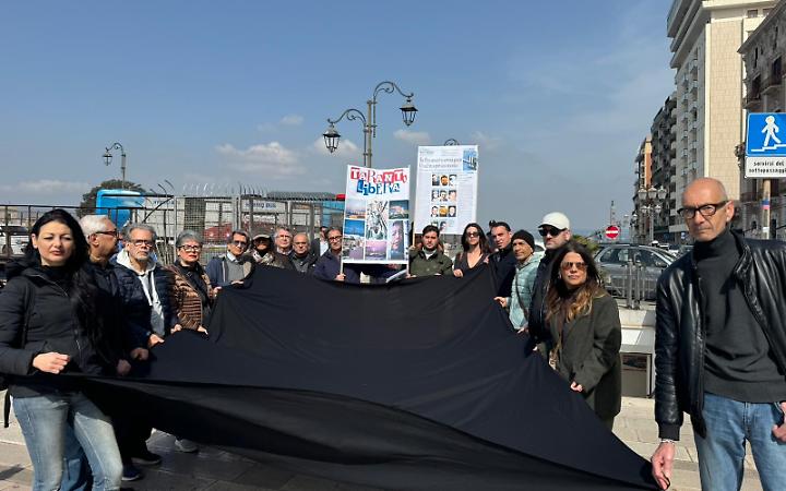 Il corteo di questa mattina prima della presentazione della denuncia