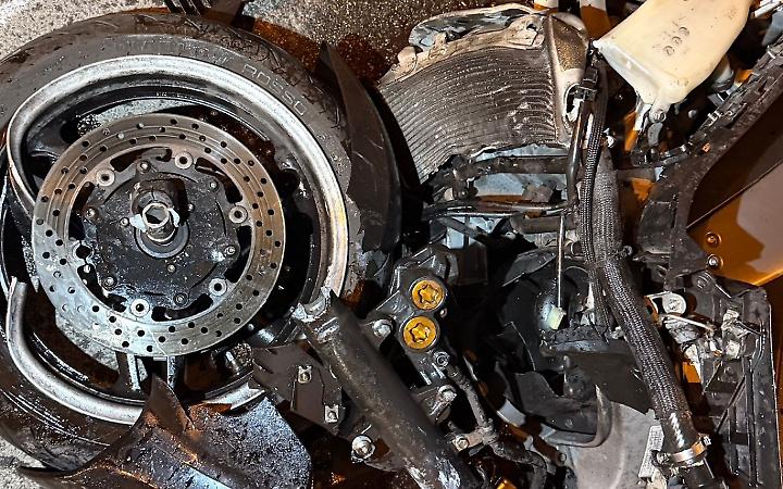 Scontro nella notte tra scooter e auto, centauro in prognosi riservata