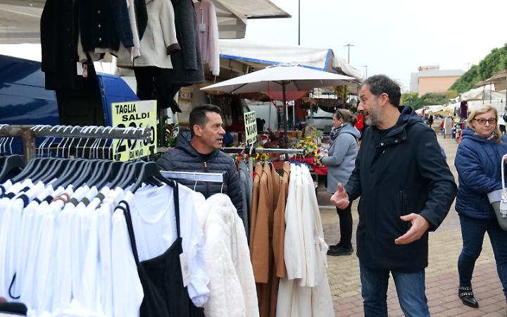 Il mercato del luned&igrave; lascia via Portoghese