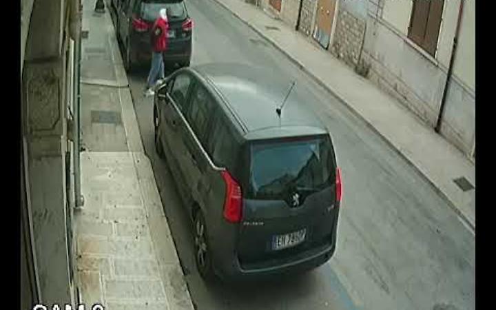 Un uomo ripreso mentre fa i bisogni in strada ad Andria - video di Davide Saccotelli