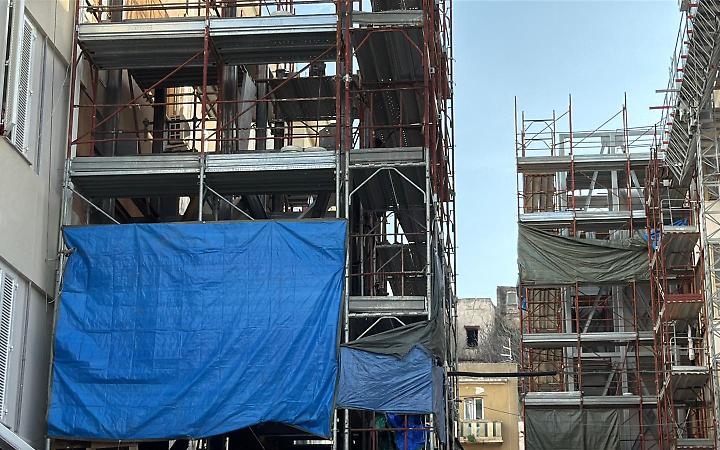 Due operai cadono dal quinto piano in Citt&agrave; Vecchia, paura in via Garibaldi. Le foto