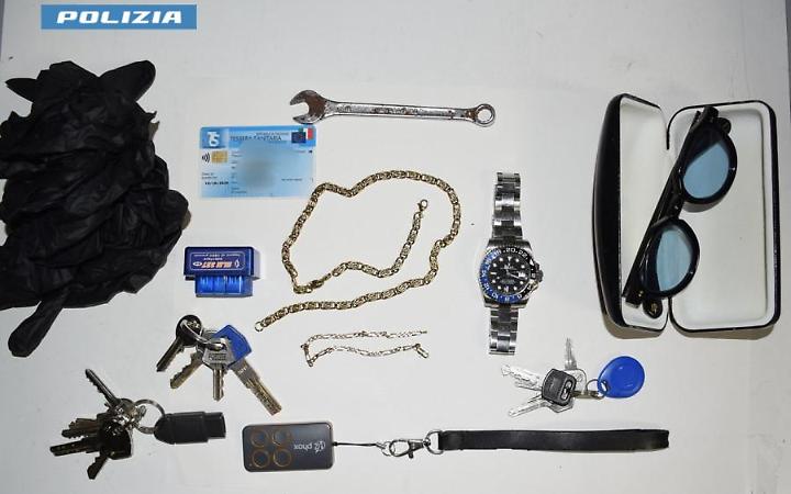 Il materiale sequestrato dalla Polizia di Stato di Lecce