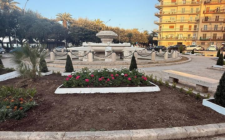"Le aiuole cimiteriali di piazza Ebalia specchio fedele dell&rsquo;amministrazione Bitetti&rdquo;